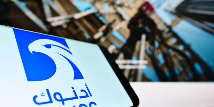 Emiratos Árabes Unidos invierten en capacidad de producción de petróleo crudo para 2027