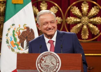 AMLO propone establecer al sector eléctrico como área estratégica y desaparecer concepto de empresa productiva del Estado