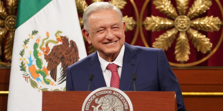 AMLO propone establecer al sector eléctrico como área estratégica y desaparecer concepto de empresa productiva del Estado