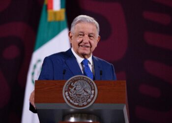 AMLO presentará iniciativa para que la indutria eléctrica se considere una industria estratégica de interés público