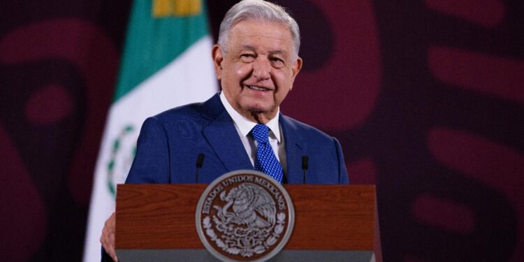 AMLO presentará iniciativa para que la indutria eléctrica se considere una industria estratégica de interés público