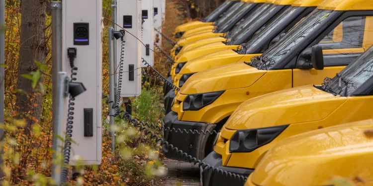Uno de cada cinco autos vendidos en el mundo es eléctrico; las ventas crecen 25% en el año: AIE