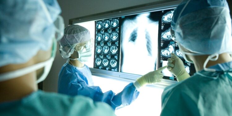 Cómo beneficia la gestión eficiente de energía en la industria médica