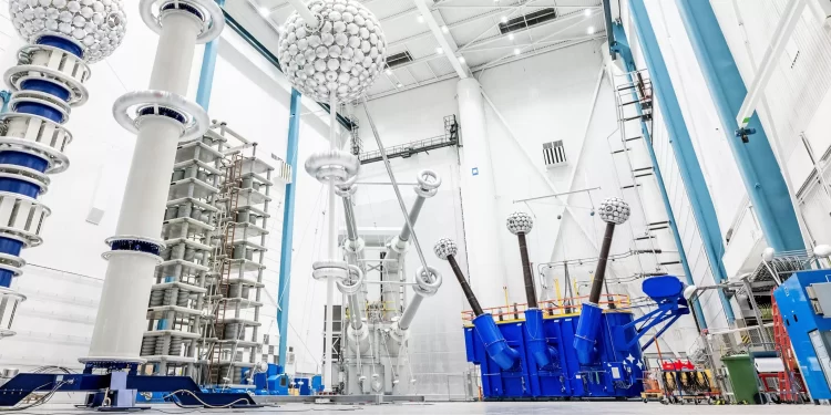 Hitachi Energy invertirá 1,500 millones de dólares en la producción mundial de transformadores para 2027
