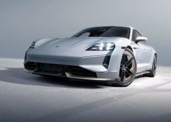 Porsche AG retira miles de modelos eléctricos por un problema en las baterías.
