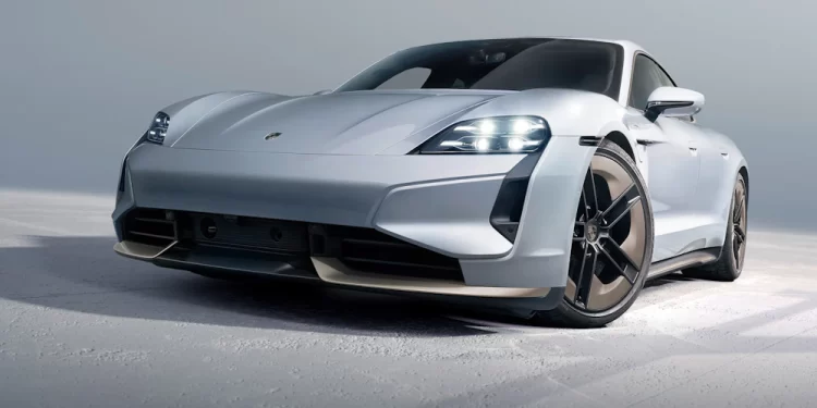 Porsche AG retira miles de modelos eléctricos por un problema en las baterías.