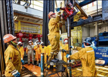 México reducirá su producción de petróleo y dependerá del exterior para sus refinados hacia 2030: AIE