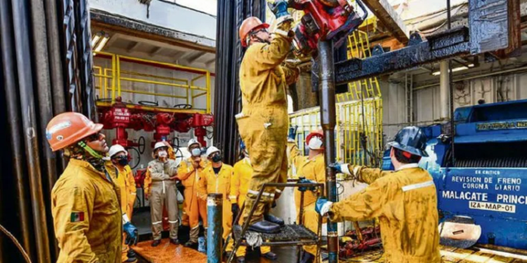 México reducirá su producción de petróleo y dependerá del exterior para sus refinados hacia 2030: AIE