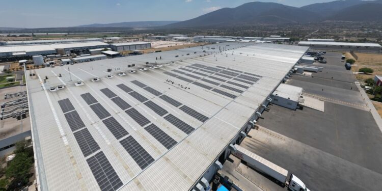 Hitachi Astemo se alía con Iberdrola México para reducir su huella de carbono, con sistema fotovoltaico