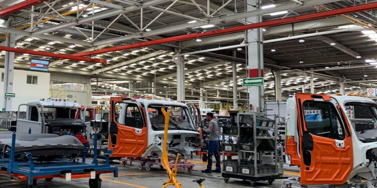 Atorón en la industria de vehículos pesados, Kenworth sigue exportando a EE.UU.