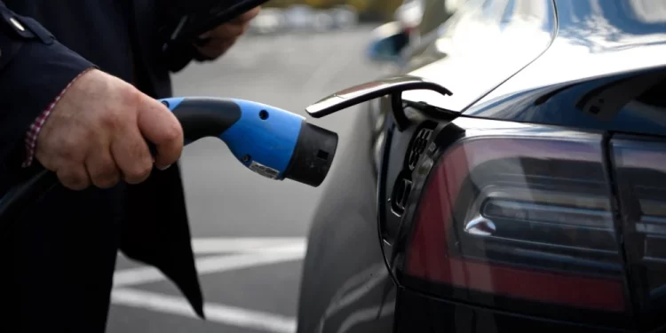 Ventas de vehículos híbridos eléctricos en EE.UU. crece en le segundo trimestre de 2024: Tesla pierde mercado