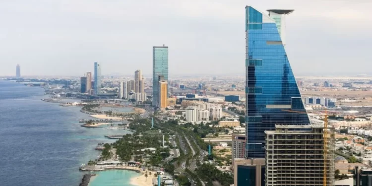 Arabia Saudita se diversifica más allá del petróleo, pero falta cambio estructural