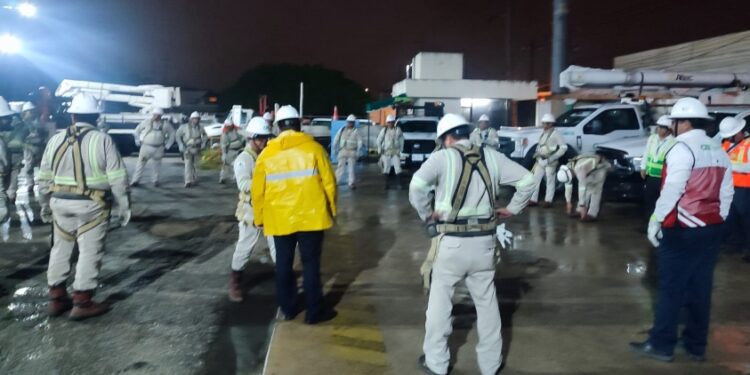 CFE restablece 81% del suministro eléctrico de usuarios afectados por «Milton»