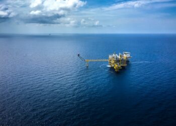 Demanda estructural de petróleo se desacelera; factores coyunturales presionan precios: IEA