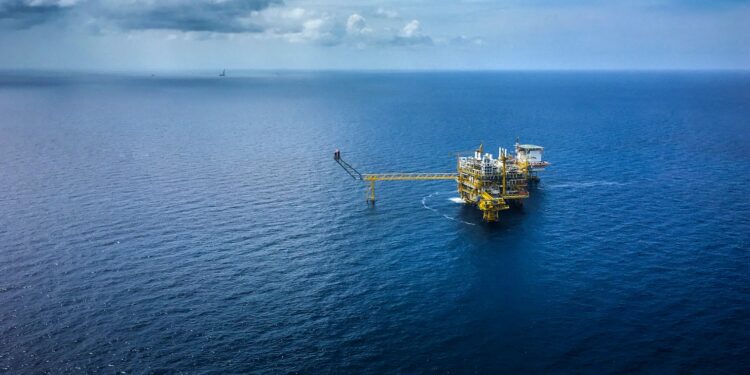 Demanda estructural de petróleo se desacelera; factores coyunturales presionan precios: IEA