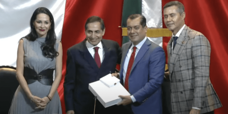 Hacienda entrega Paquete Económico 2025: déficit fiscal de 3.2% y un crecimiento económico de entre 2 y 3%