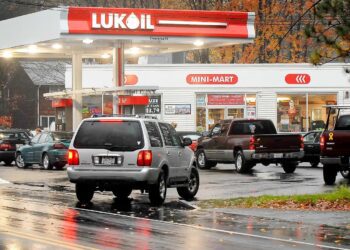 Lukoil y Sparki presentan primer cargador rápidos para autos eléctricos;