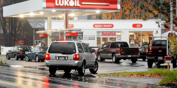 Lukoil y Sparki presentan primer cargador rápidos para autos eléctricos;