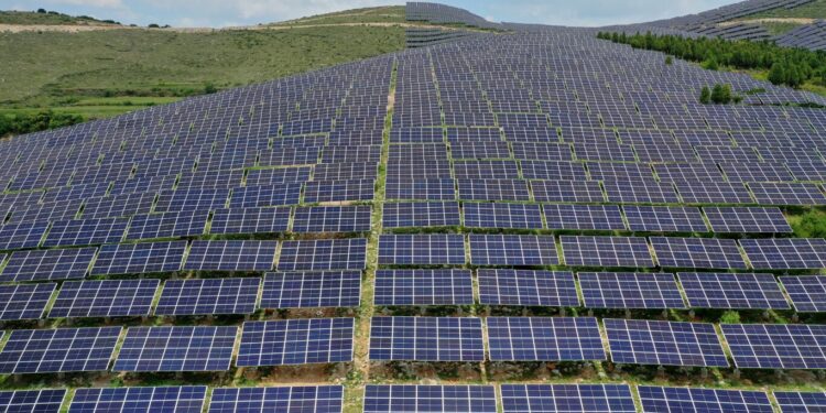 Capacidad solar de China crece rápidamente en 2024; duplica capacidad de EE.UU.