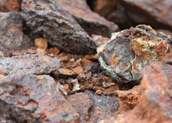 China domina el comercio global de minerales de baterias