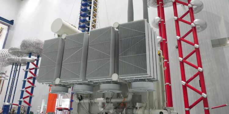 Hitachi Energy prueba con éxito transformador 765 kV que mejora la seguridad y protege el ambiente en redes eléctricas