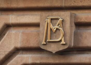 Banxico en línea con su guía adelantada recorta 50pb su tasa de referencia en un entorno de mayores riesgos económicos y financieros.