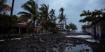Huracanes impactan psicológicamente y le pegan al bolsillo de mexicanos afectados: encuesta
