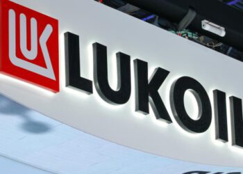 Acción de LUKOIL se desploma 15% en una semana; la empresa anuncia venta de activos internacionales