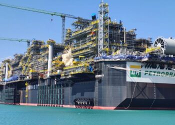 Petrobras alcanza producción récord de 2.400 millones de barriles diarios en 2025
