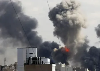 Ataques militares contra Irán presionan los precios del petróleo y aumentan riesgos económicos a escala global.