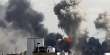 Ataques militares contra Irán presionan los precios del petróleo y aumentan riesgos económicos a escala global.