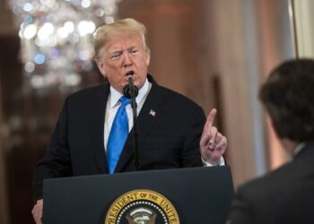 Precios de petróleo alcanzan casi 120 dólares, pero Trump  calma los mercados