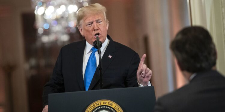 Precios de petróleo alcanzan casi 120 dólares, pero Trump  calma los mercados