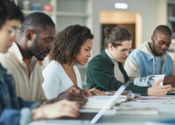 Mercado laboral pasa factura a quienes no integran IA; la brecha salarial llega al 23%