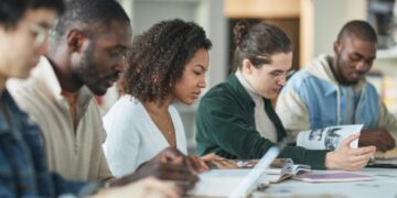 Mercado laboral pasa factura a quienes no integran IA; la brecha salarial llega al 23%