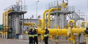 Los precios internacionales del GNL en Asia y Europa suben en medio del cierre del Estrecho de Ormuz.