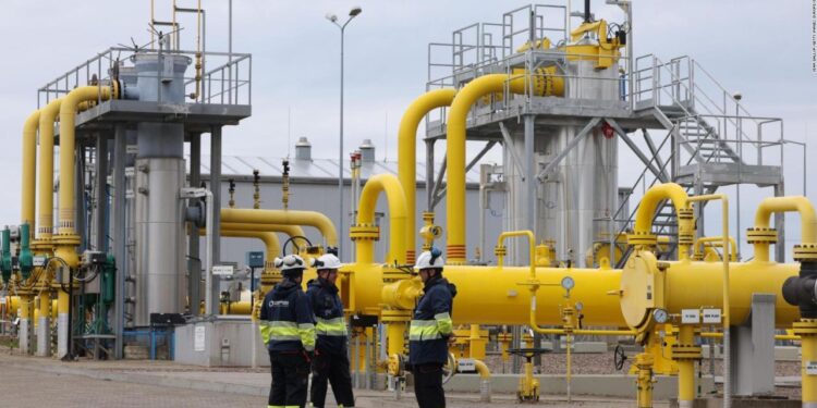 Los precios internacionales del GNL en Asia y Europa suben en medio del cierre del Estrecho de Ormuz.