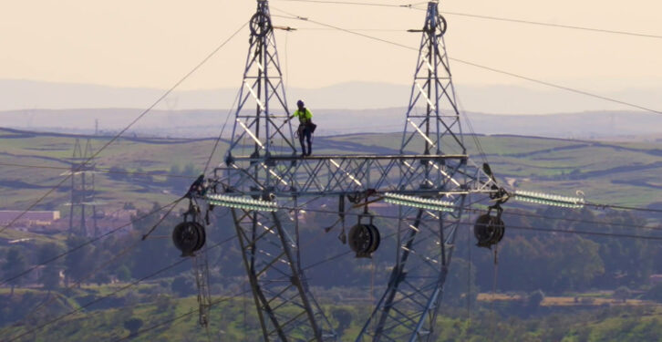 Iberdrola invierte en redes eléctricas y mejora sus ganancias: utilidad neta sube 11% en el primer trimestre